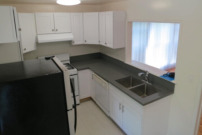 Kitchen - 1960 S Beverly Glen Blvd