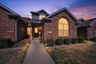 Building Photo - 512 Oakridge Dr