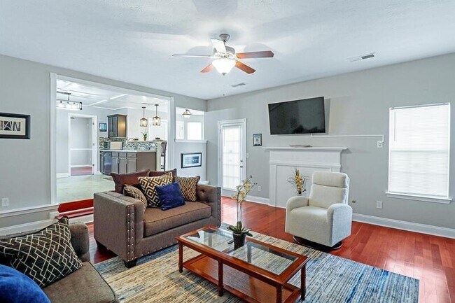 Foto del edificio - 1311 Labrador Ln