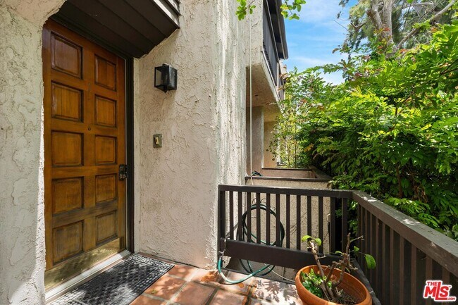 Building Photo - 2216 S Bentley Ave