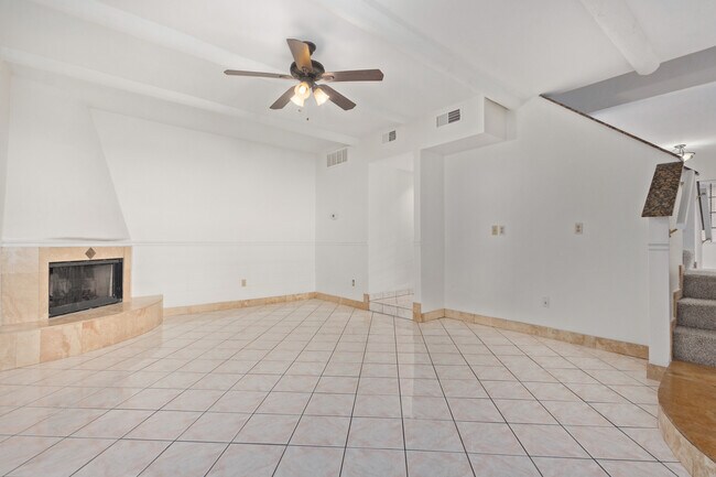 Building Photo - 1446 E Grovers Ave