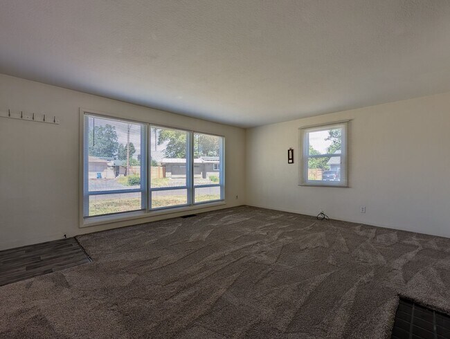 Foto del edificio - Nice 3 bed/1 bath with large backyard and ...