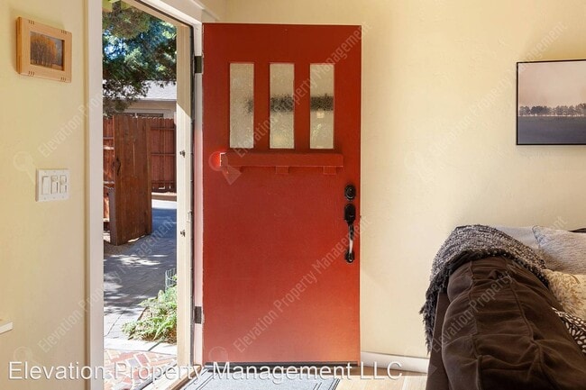 Building Photo - 1 br, 1 bath House - 249 NW St Helens Pl