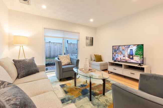 Foto del edificio - 241 Cardinal Medeiros Ave