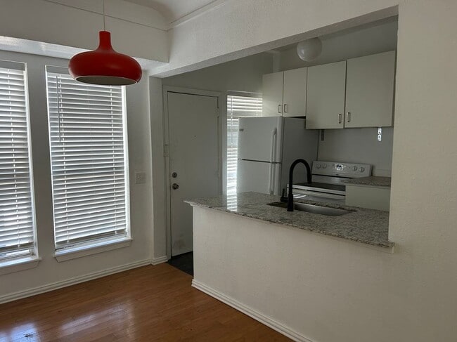Building Photo - 5305 Reiger Ave