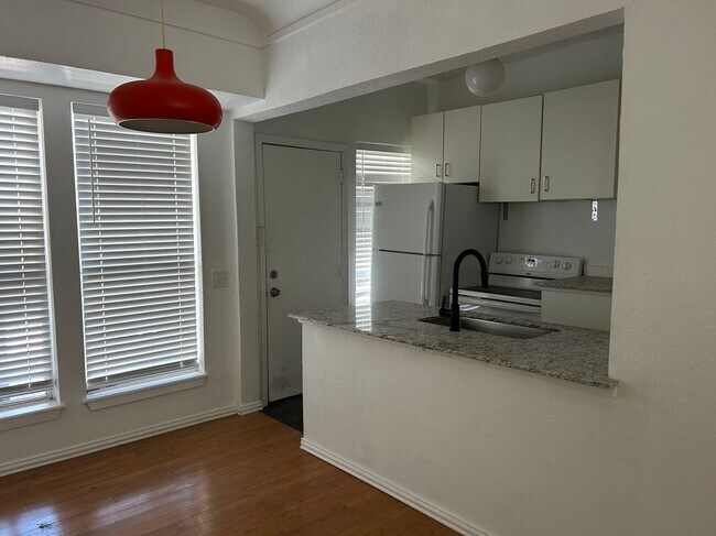 Foto del edificio - 5305 Reiger Ave