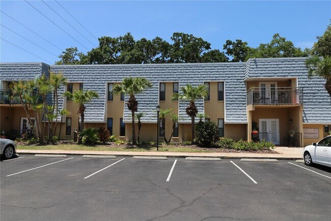 Building Photo - 700 Lyndhurst St