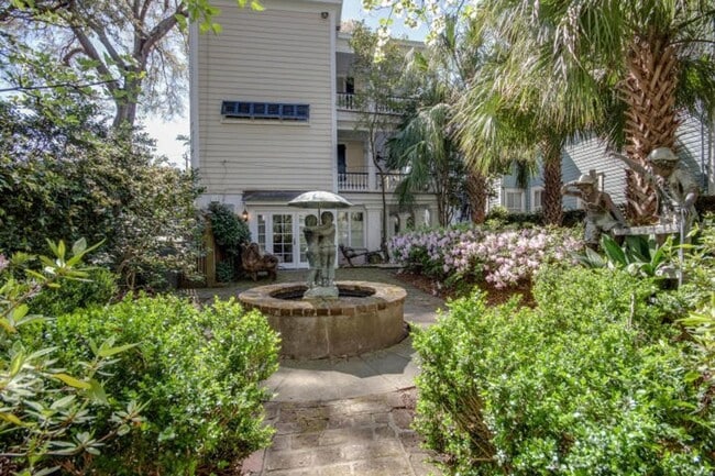 Building Photo - Beautiful 2 BR/1 BA Furnished Apartment Av...