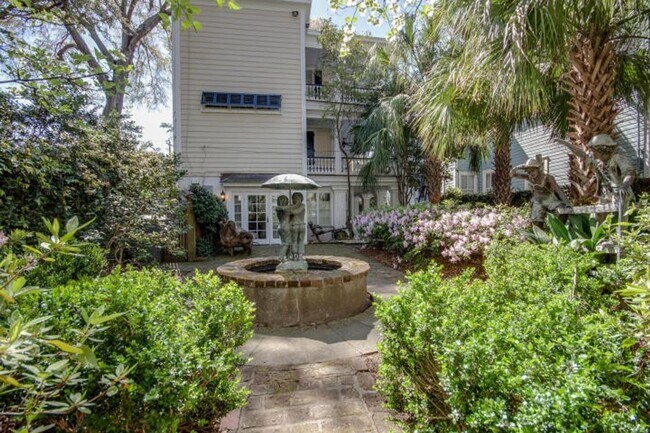 Foto del edificio - Beautiful 2 BR/1 BA Furnished Apartment Available in Downtown Charleston!