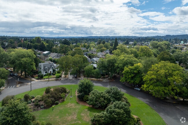 There are quaint parks scattered throughout the Alameda neighborhood.