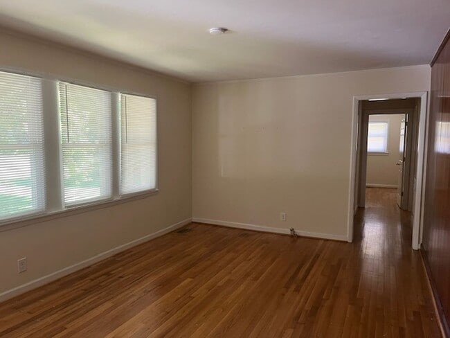 Building Photo - ~~Cute 2 bedroom brick ranch w/fenced back...