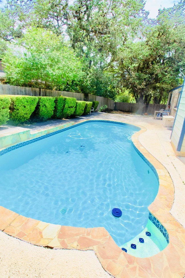 Building Photo - 1806 Encino Bend