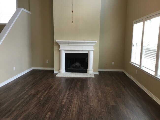 Foto del edificio - 8923 Wild Rose Lane