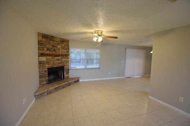 Foto del edificio - 4 Bedroom 2 bath with Fireplace on a corne...