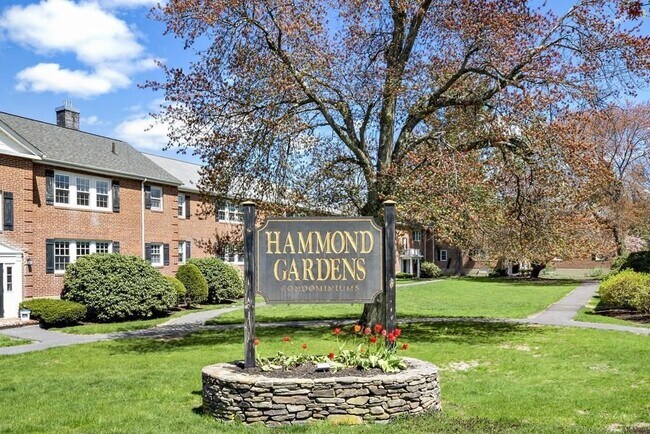 Foto del edificio - 23 Hammond Pond Pkwy