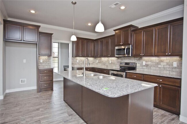 Building Photo - 1004 Taylor