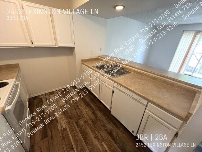 Foto del edificio - 2452 Lexington Village Ln