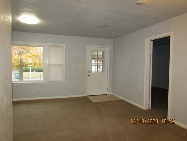 Building Photo - Close to shopping, Comanche hospital and Cameron University