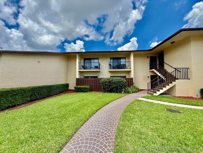 Foto del edificio - 2050 Oleander Blvd