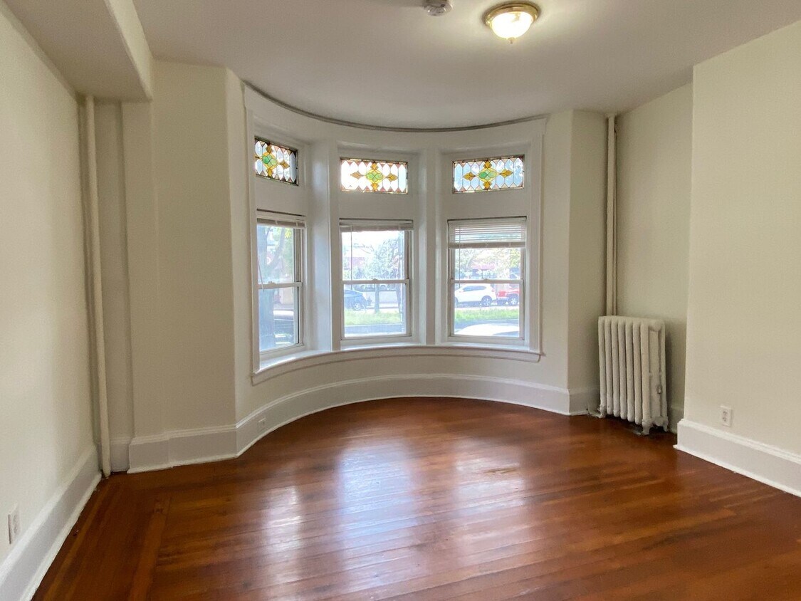 Primary Photo - Large, sunny 1 bedroom unit located next t...