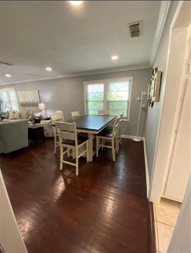 Foto del edificio - Coming Available May!