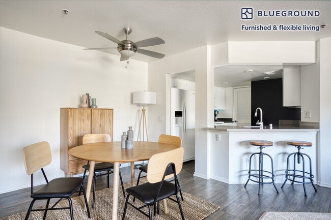 Building Photo - 10989 Bluffside Dr