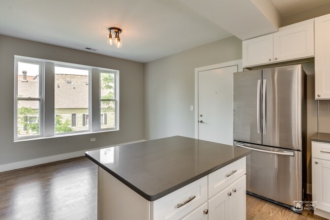 Foto del edificio - 2824 N Drake Ave