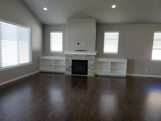 Foto del edificio - Immaculate Custom 3 bdrm Home for rent in the Montrose developement!
