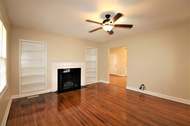 Building Photo - Cozy Ranch off The Plaza!