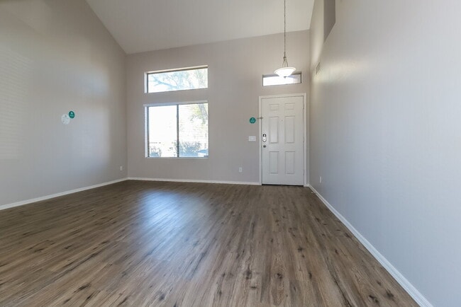 Foto del edificio - 17143 W Elizabeth Ave