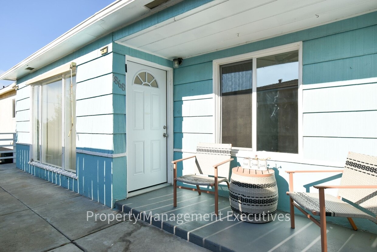 Primary Photo - 2 Bedroom, 1 Bath Duplex Unit near Beach