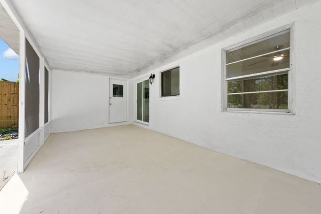 Foto del edificio - 2393 Victor Rd