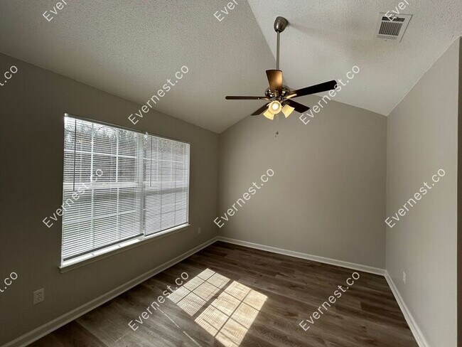 Foto del edificio - 524 Creekwood Cir S