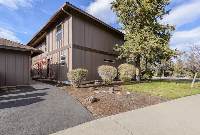 Foto del edificio - Conveniently Located 2 Bed/2.5 Bath Townhome with Garage - Near St. Charles