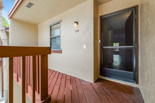 Building Photo - 304 Lakeview Dr E