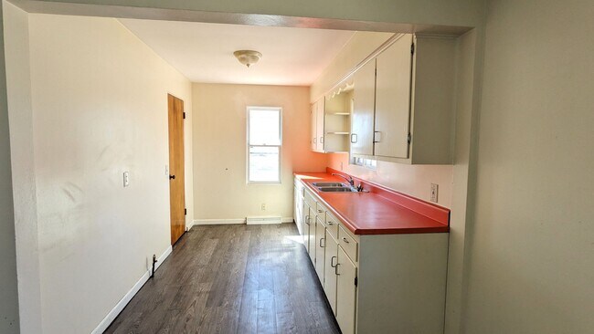 Building Photo - 1741 Roberts St, 3 bedroom house with base...
