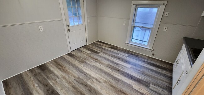 Building Photo - 1 Bedroom Apartment - Now Available!