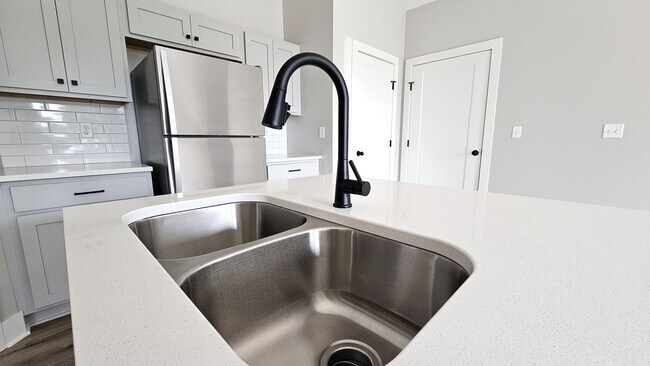Foto del edificio - New 3 bedroom/2 bath townhome with double ...