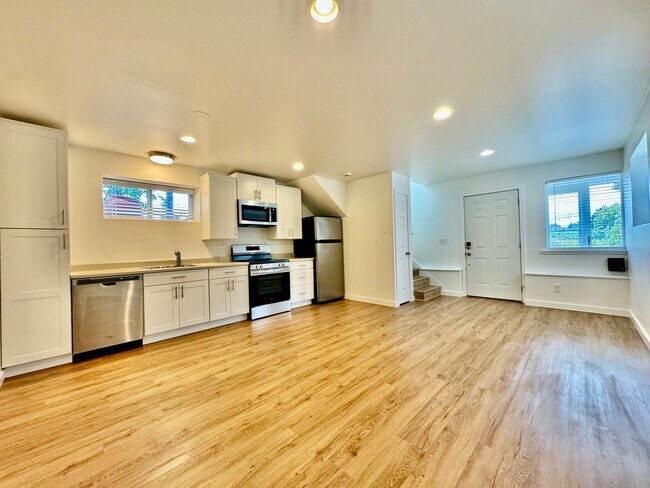 Building Photo - Beautifully renovated 2 bedroom, 1 bath ho...