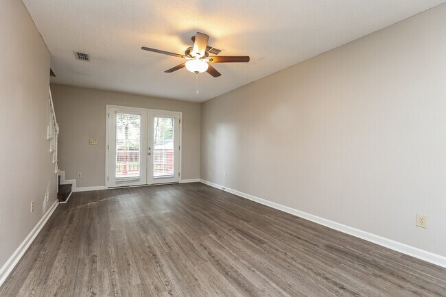Foto del edificio - 495 Forest Ridge Dr