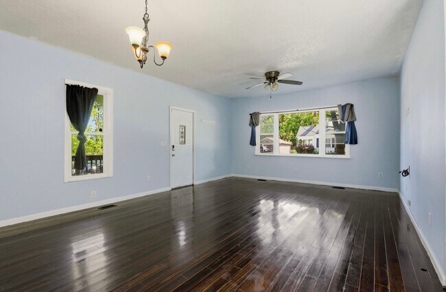 Foto del edificio - Charming 3-Bedroom Home with Fenced Yard!