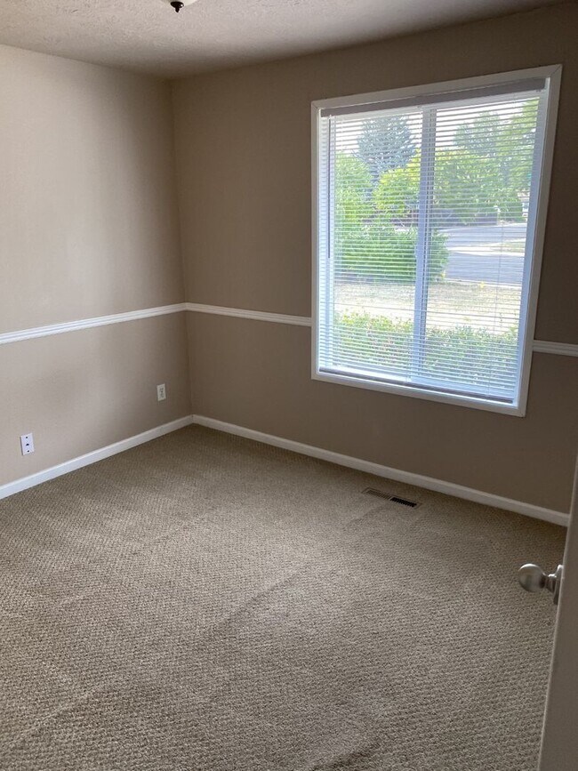 Building Photo - Fully fenced yard, 3 Bedroom, 1 bath home!
