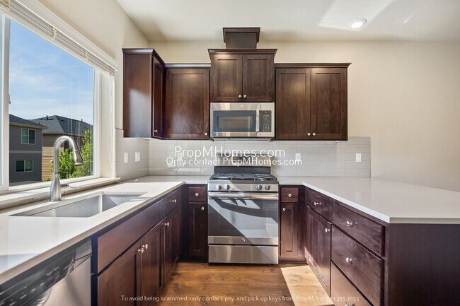 Building Photo - 441 NE Tork Pl