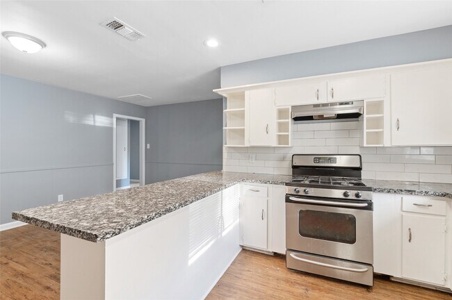 Foto del edificio - 10502 Royal Oaks Dr