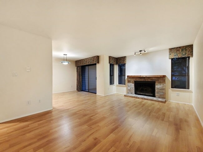 Building Photo - 16004 NE 42nd Ct
