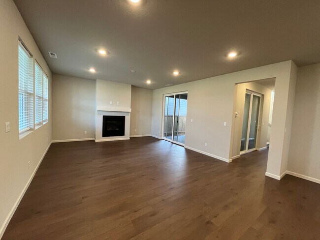 Building Photo - 3Bd/2.5Ba 2 Level Storybook Home in North ...