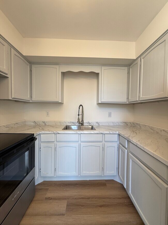 Foto del edificio - 1434 Mediterranean Ave