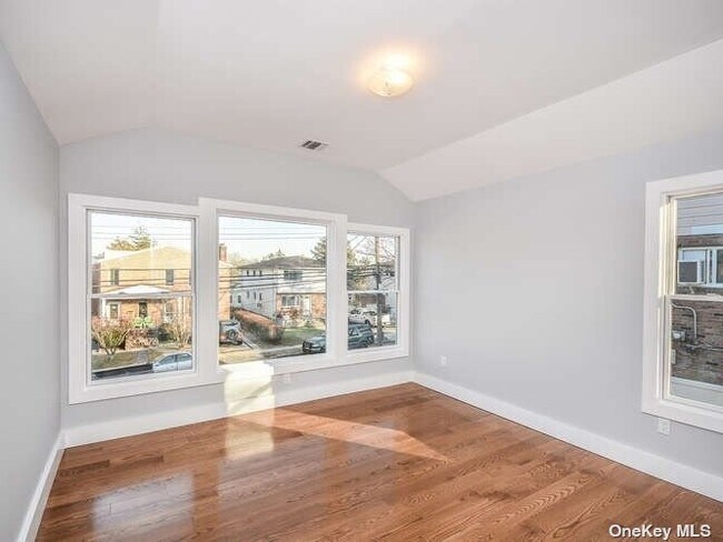 Building Photo - 33 A Linwood Rd N