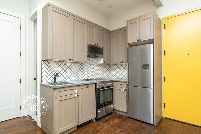 Foto del edificio - 60-80-80 Myrtle Ave