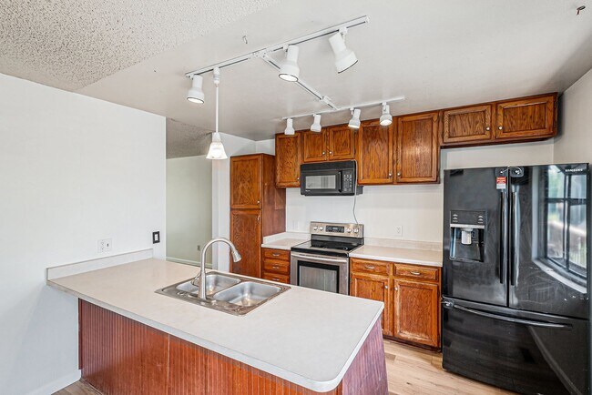Building Photo - Spacious 3BD 2 Bath Home